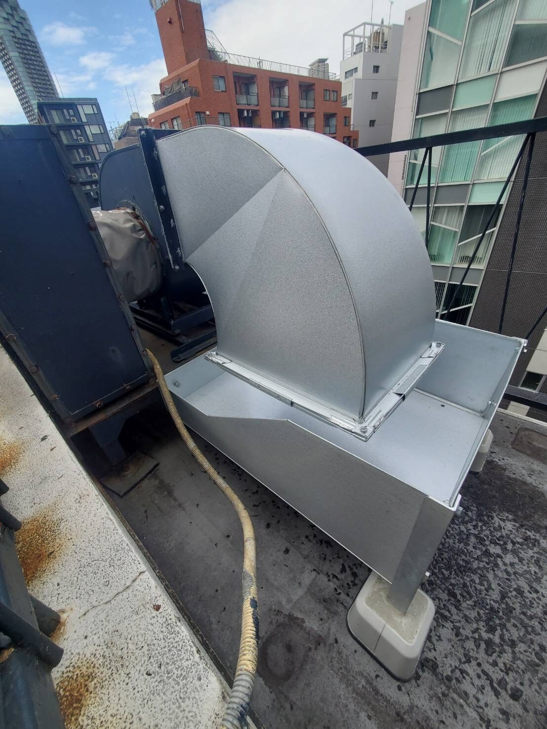 ビル屋上 厨房排気ダクト 油汚れ飛散防止対策